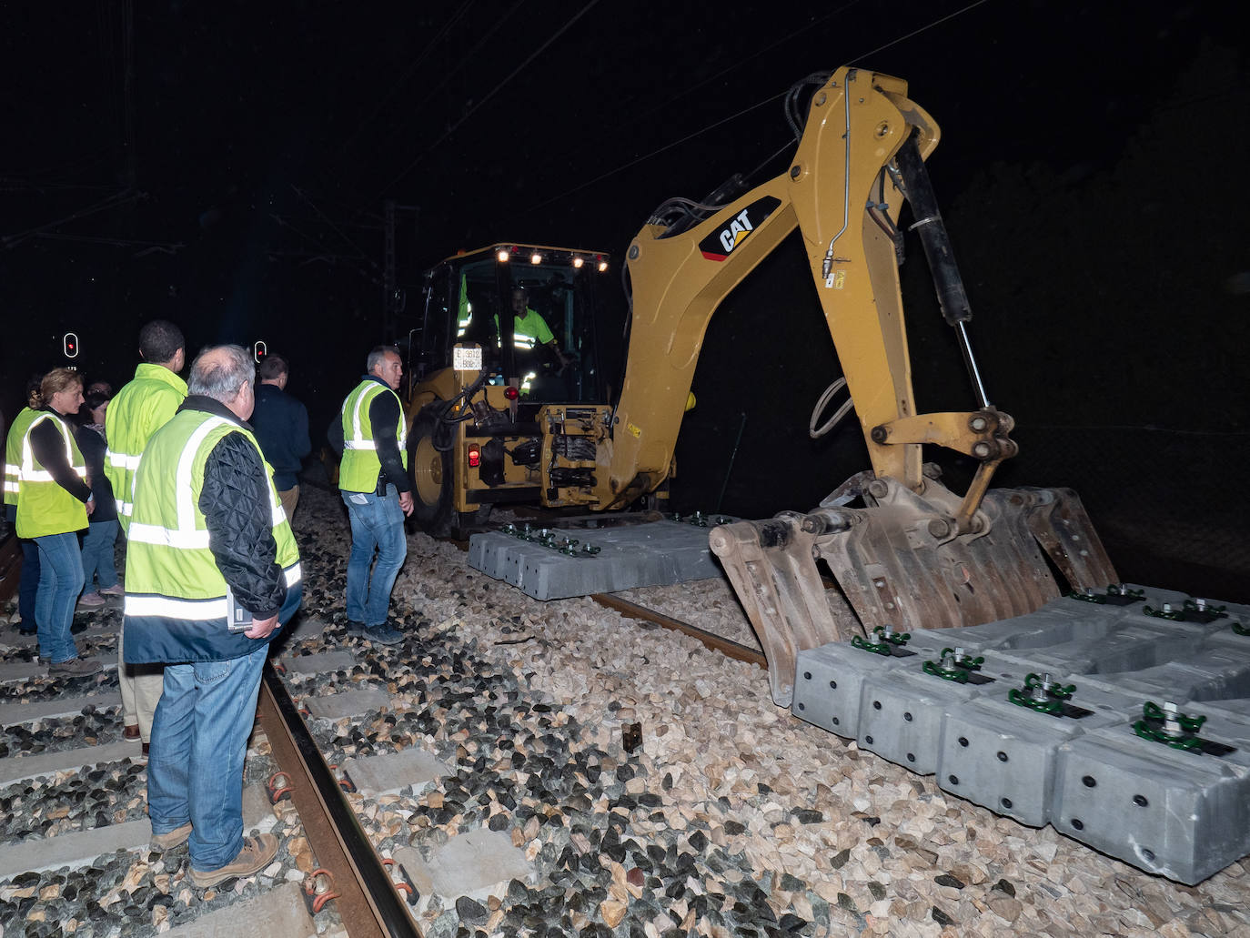 Los operarios de Adif instalan cada jornada 830 traviesas del tercer carril. Las obras entre Sagunto y Castellón se realizan en horario nocturno para evitar la interrupción del tráfico ferroviario.