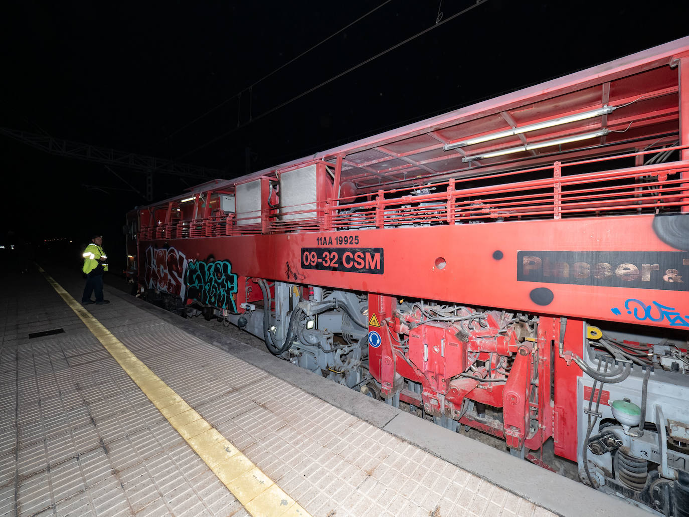 Los operarios de Adif instalan cada jornada 830 traviesas del tercer carril. Las obras entre Sagunto y Castellón se realizan en horario nocturno para evitar la interrupción del tráfico ferroviario.