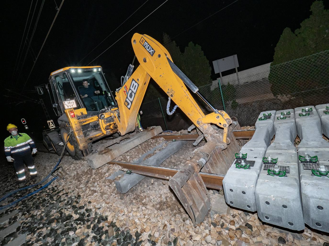 Los operarios de Adif instalan cada jornada 830 traviesas del tercer carril. Las obras entre Sagunto y Castellón se realizan en horario nocturno para evitar la interrupción del tráfico ferroviario.