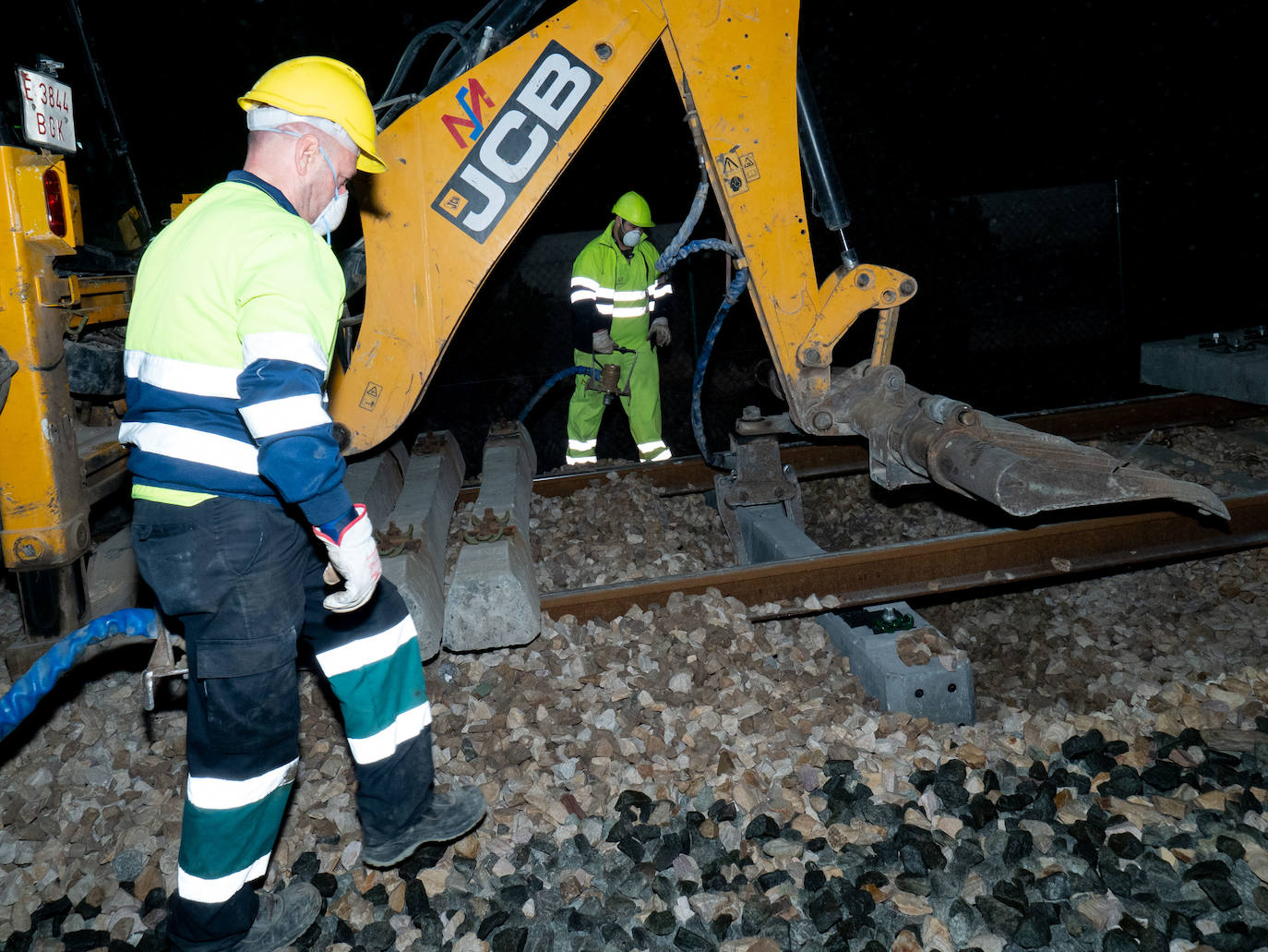 Los operarios de Adif instalan cada jornada 830 traviesas del tercer carril. Las obras entre Sagunto y Castellón se realizan en horario nocturno para evitar la interrupción del tráfico ferroviario.