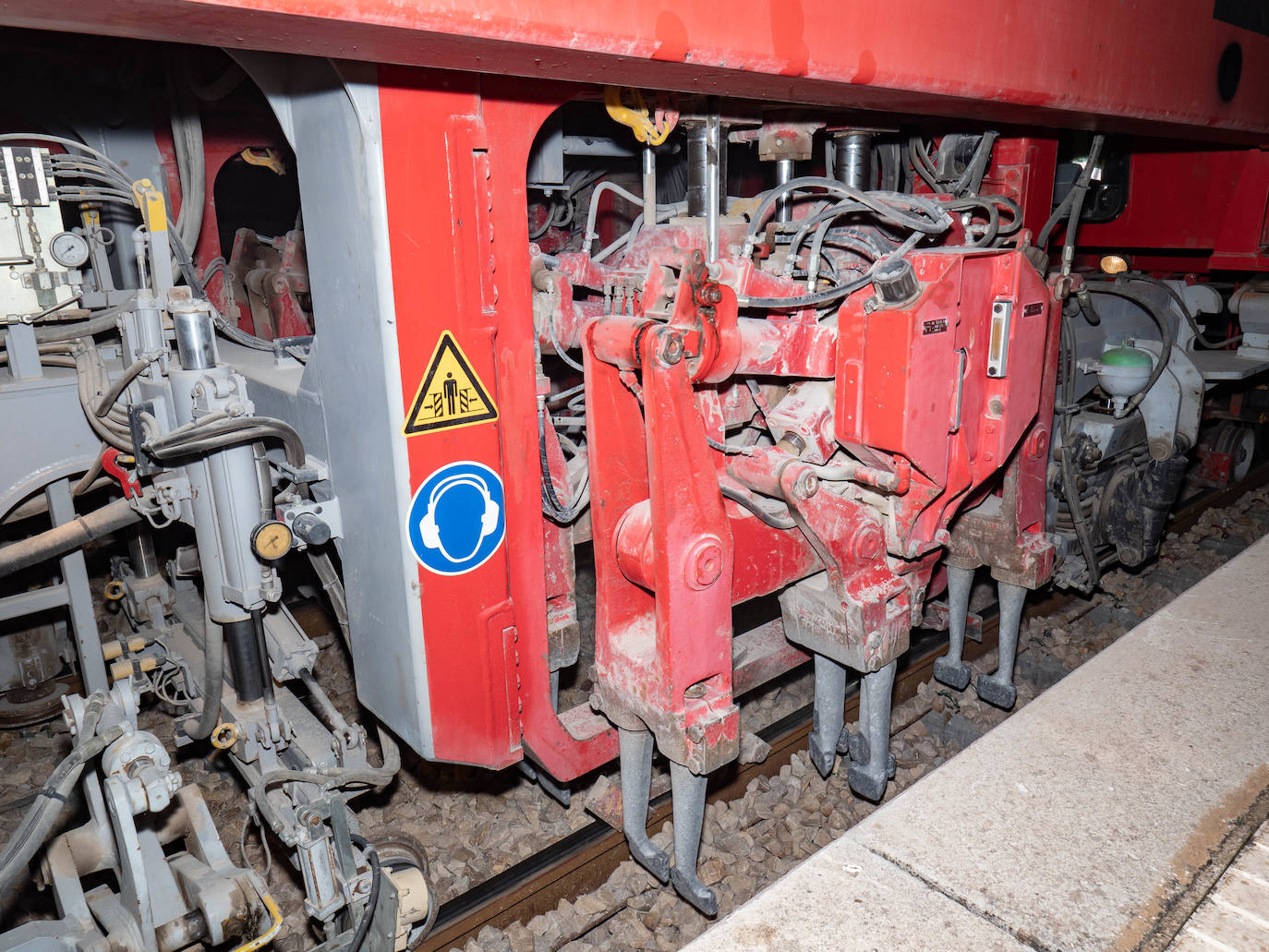 Los operarios de Adif instalan cada jornada 830 traviesas del tercer carril. Las obras entre Sagunto y Castellón se realizan en horario nocturno para evitar la interrupción del tráfico ferroviario.