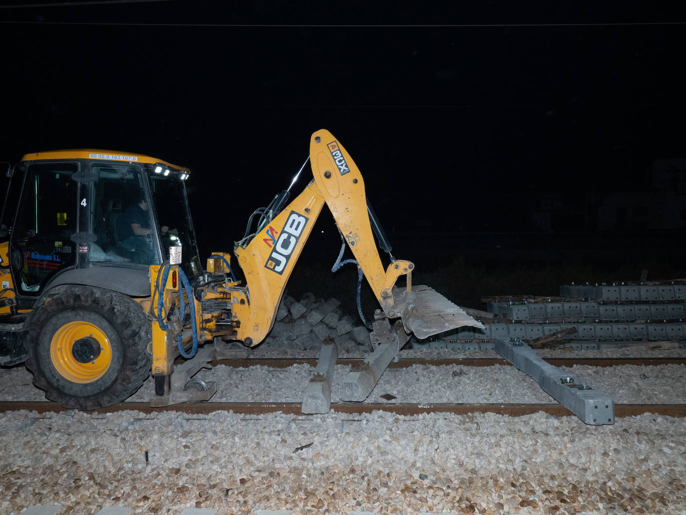 Los operarios de Adif instalan cada jornada 830 traviesas del tercer carril. Las obras entre Sagunto y Castellón se realizan en horario nocturno para evitar la interrupción del tráfico ferroviario.