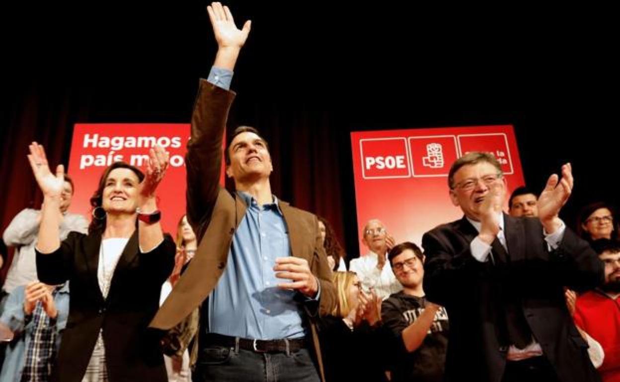 Pedro Sánchez junto al presidente de la Generalitat, en un acto en Alzira.