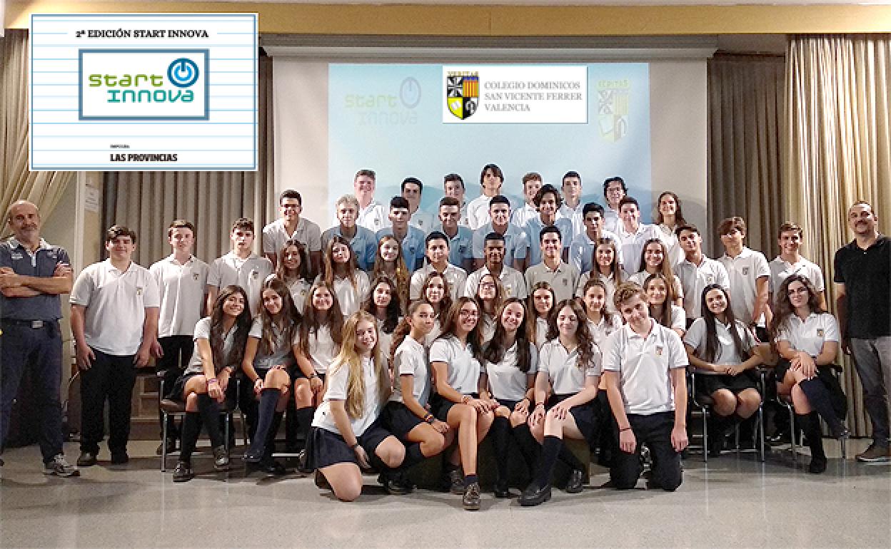 Alumnos de TIC de primero de Bachillerato, junto con los profesores Antonio Berti y José María Nalda. 