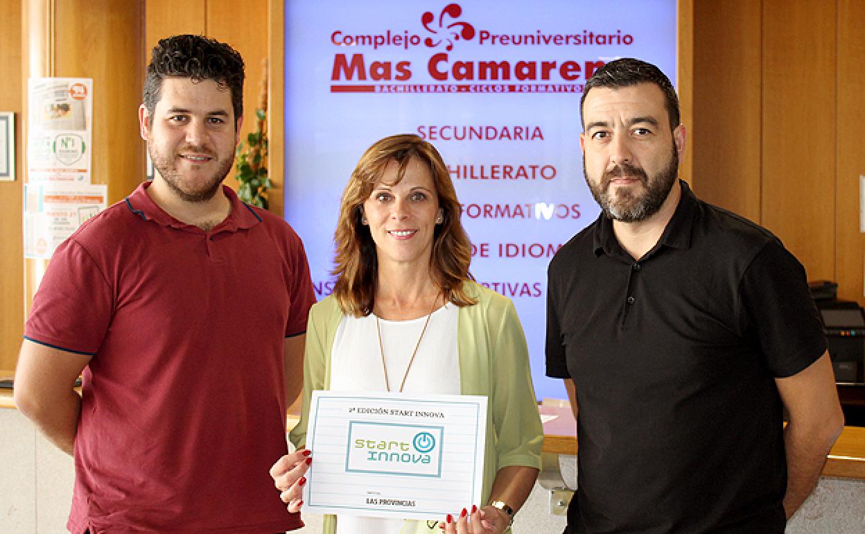 La directora del centro, Maite Marín, junto a los tutores del programa Jonathan Gómez y Ginés Maestro. 