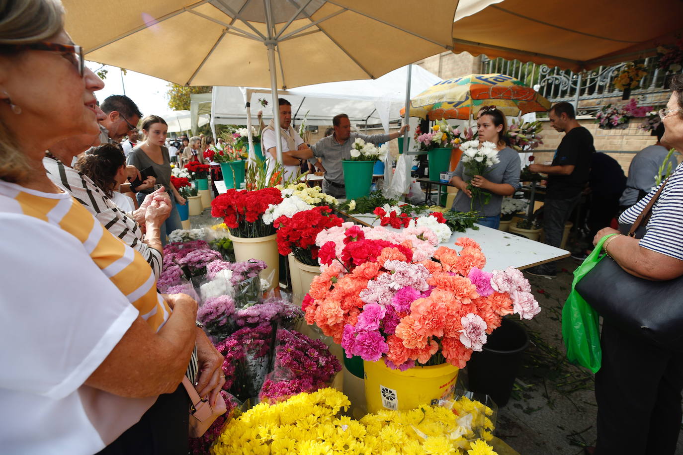 Los valencianos han cumplido este viernes, 1 de noviembre de 2019, con la tradición de visitar los cementerios con motivo de la festividad de Todos los Santos. 