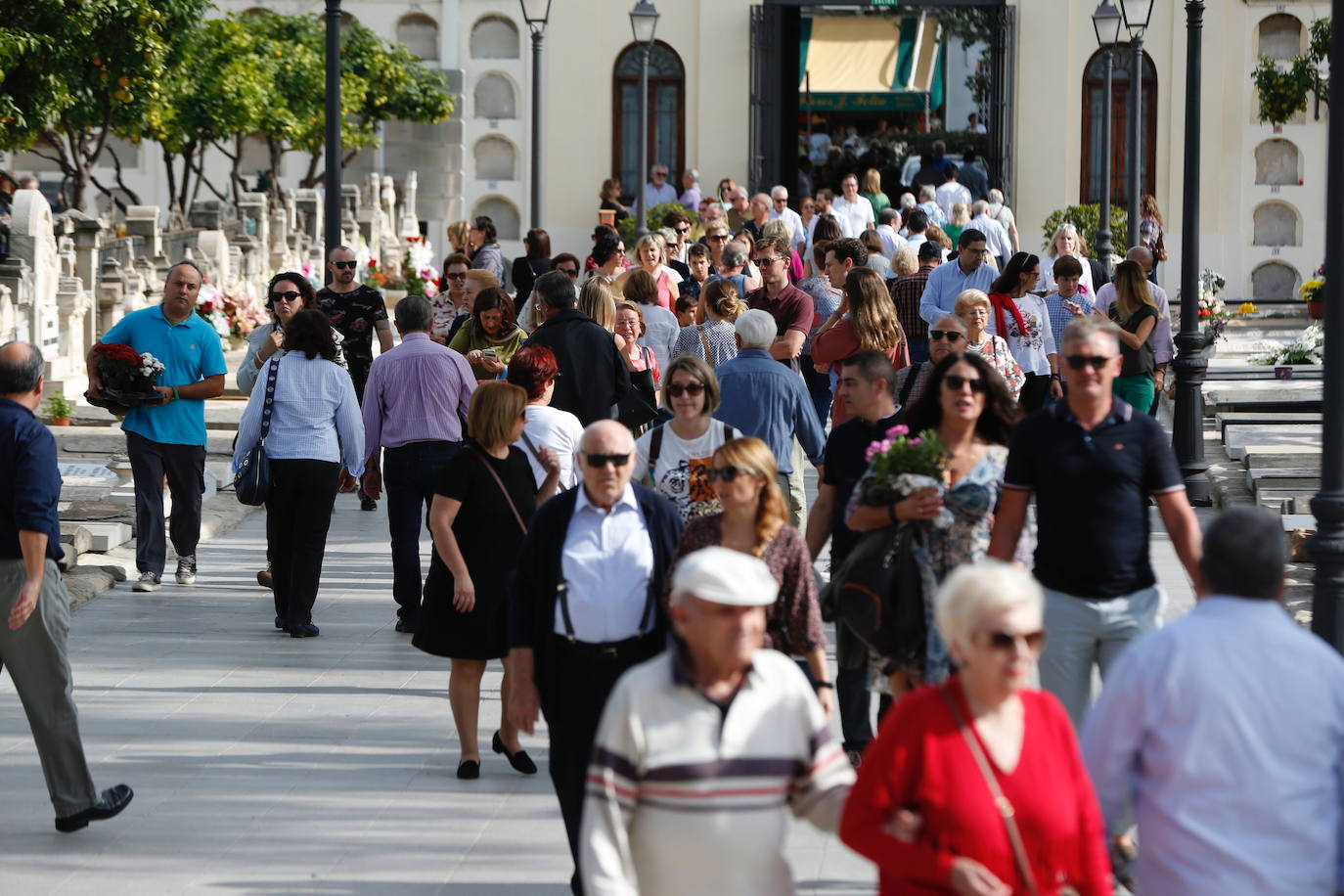 Los valencianos han cumplido este viernes, 1 de noviembre de 2019, con la tradición de visitar los cementerios con motivo de la festividad de Todos los Santos. 