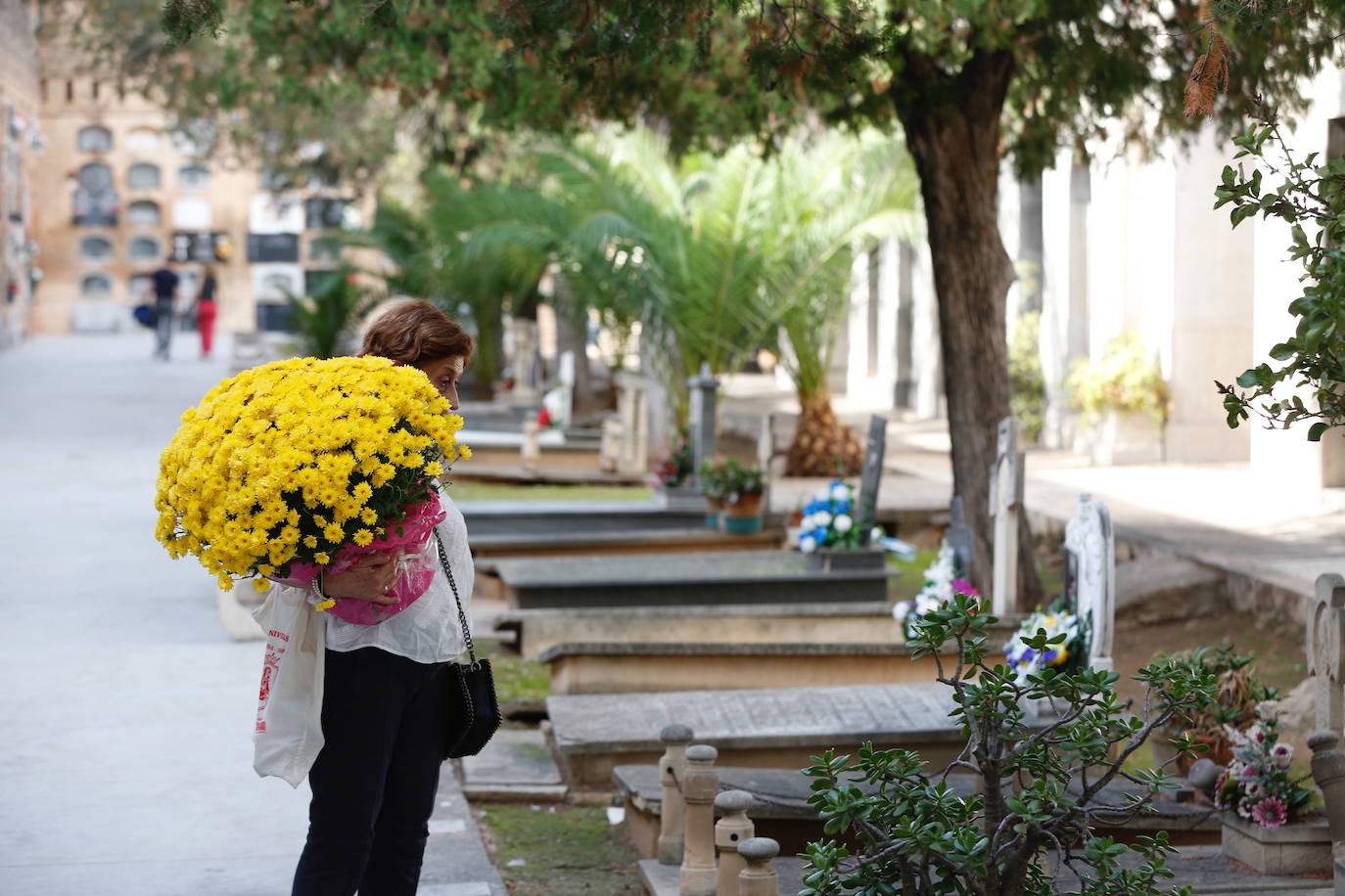 Los valencianos han cumplido este viernes, 1 de noviembre de 2019, con la tradición de visitar los cementerios con motivo de la festividad de Todos los Santos. 