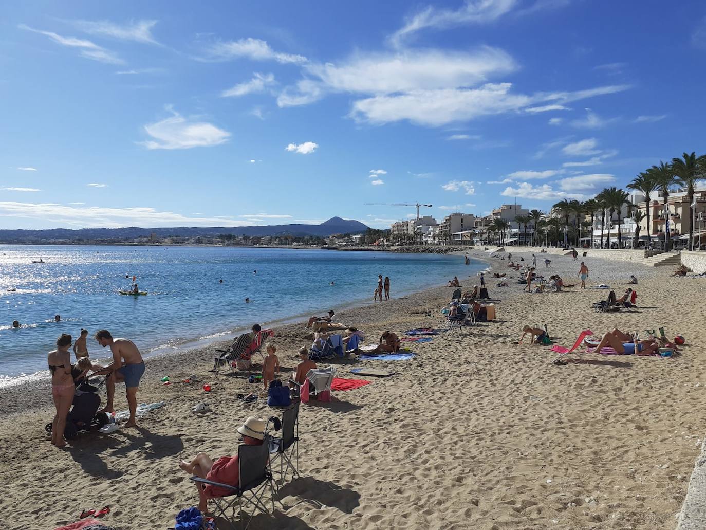 Muchos valencianos han optado por pasar un Día de Todos los Santos diferente. Y es que, el buen tiempo ha animado multitud de valencianos a acercarse a las playas de la Comunitat para pasar una mañana bajo el sol y las suaves temperaturas. En las imágenes, las playas de Arenal y La Grava, en Xàbia, esta mañana de viernes.