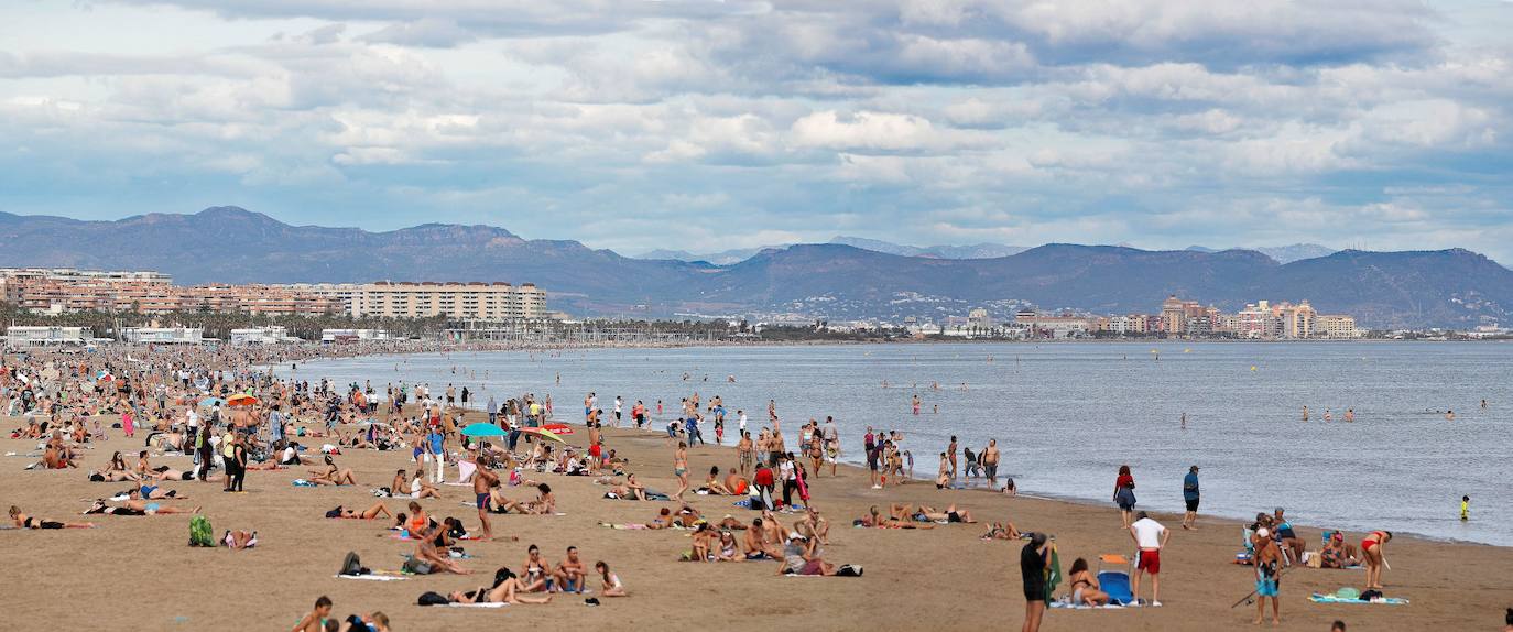 Muchos valencianos han optado por pasar un Día de Todos los Santos diferente. Y es que, el buen tiempo ha animado multitud de valencianos a acercarse a las playas de la Comunitat para pasar una mañana bajo el sol y las suaves temperaturas. 