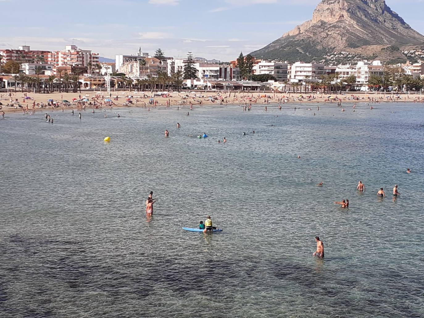 Muchos valencianos han optado por pasar un Día de Todos los Santos diferente. Y es que, el buen tiempo ha animado multitud de valencianos a acercarse a las playas de la Comunitat para pasar una mañana bajo el sol y las suaves temperaturas. En las imágenes, las playas de Arenal y La Grava, en Xàbia, esta mañana de viernes.