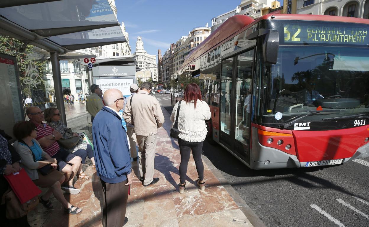 Un grupo de usuarios sube al autobús en la plaza del Ayuntamiento. 