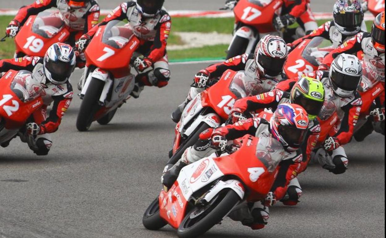 Afridza Munandar, con la moto número 4, durante la carrera. 