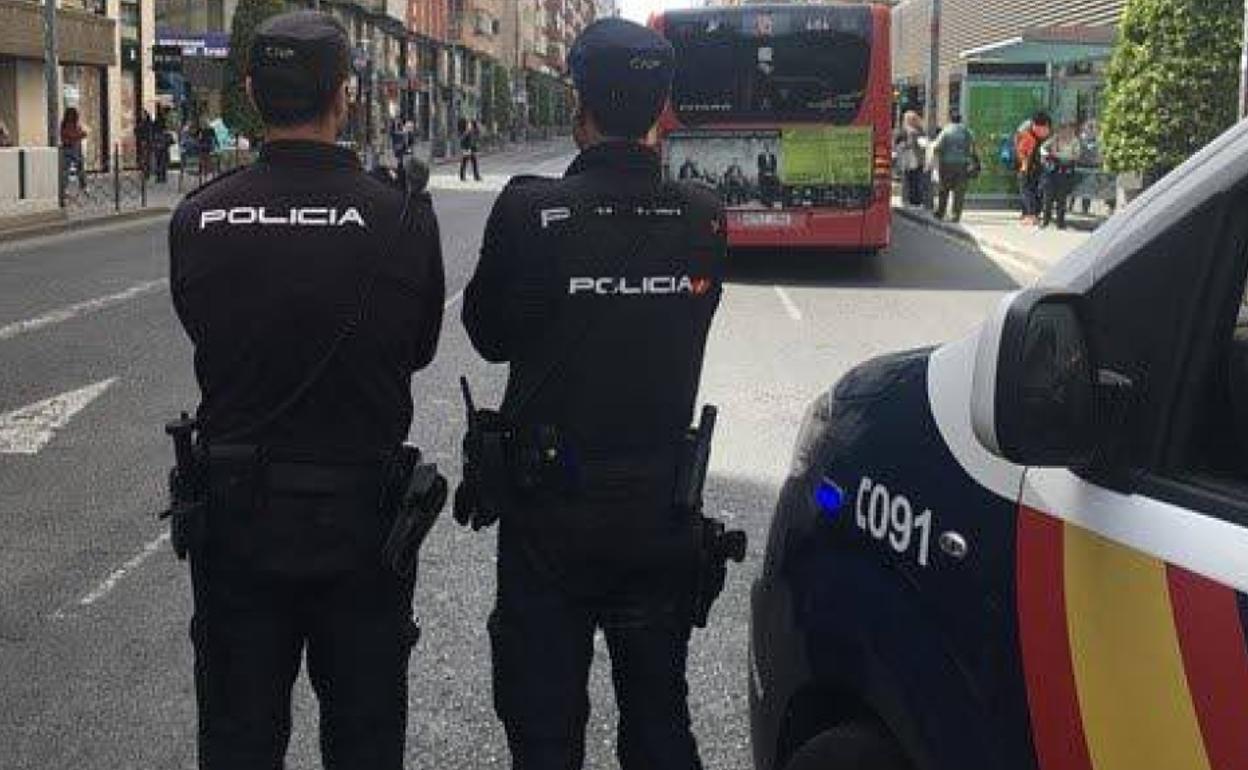 Dos policías nacionales en Valencia. 