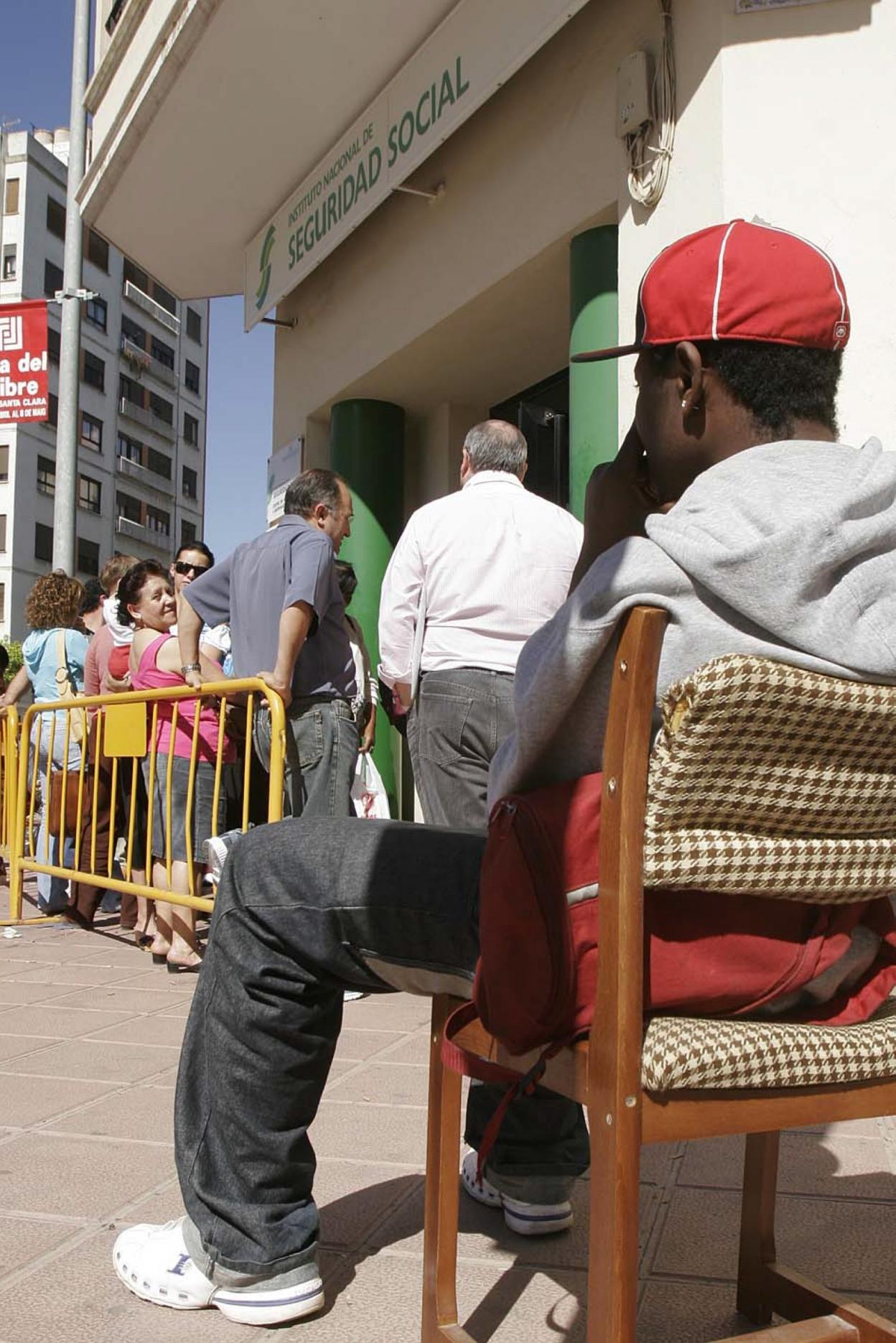 Inmigrantes esperan en la cola. 