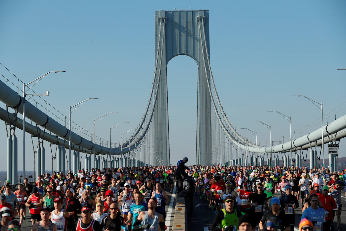 Kenia ha conseguido un doblete este domingo en el maratón de Nueva York con categóricos triunfos de Geoffrey Kamworor en hombres (2h.08.13), así como de Joyciline Jepkosgei (2h.22.38), quien previamente acabó con el reinado de la multiganadora Mary Keitany en la carrera de mujeres. 