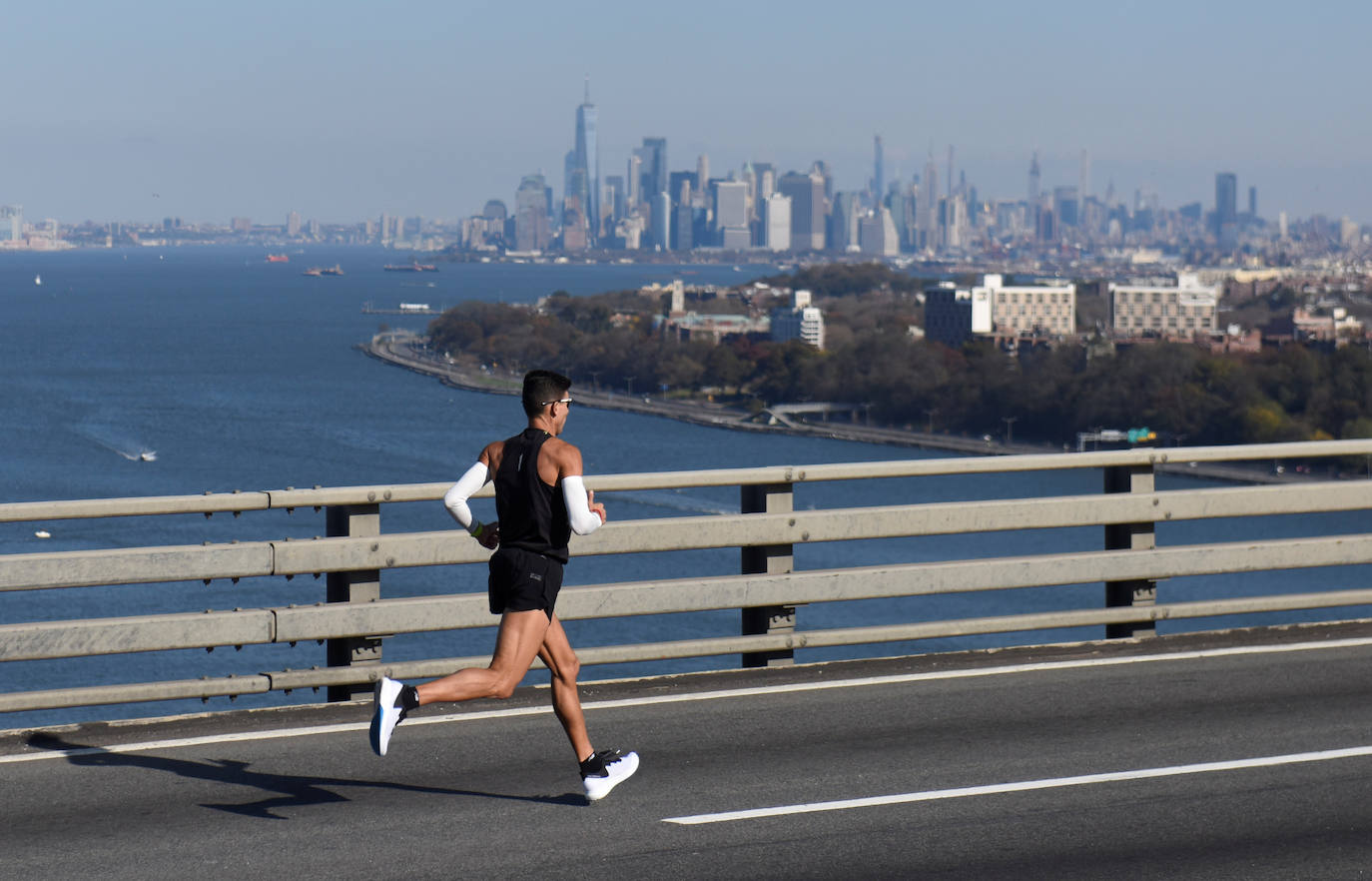 Kenia ha conseguido un doblete este domingo en el maratón de Nueva York con categóricos triunfos de Geoffrey Kamworor en hombres (2h.08.13), así como de Joyciline Jepkosgei (2h.22.38), quien previamente acabó con el reinado de la multiganadora Mary Keitany en la carrera de mujeres. 