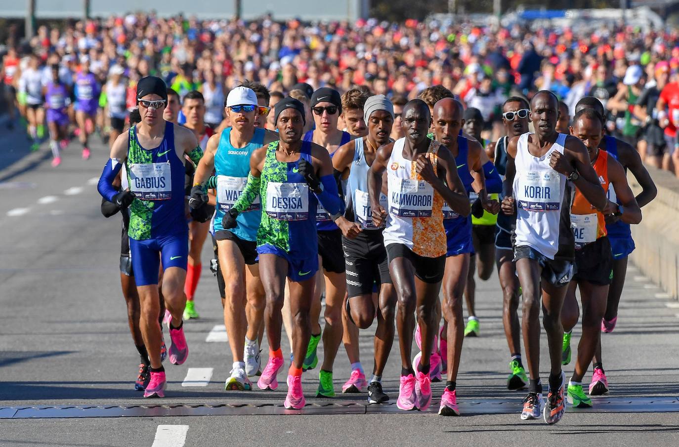 Kenia ha conseguido un doblete este domingo en el maratón de Nueva York con categóricos triunfos de Geoffrey Kamworor en hombres (2h.08.13), así como de Joyciline Jepkosgei (2h.22.38), quien previamente acabó con el reinado de la multiganadora Mary Keitany en la carrera de mujeres. 