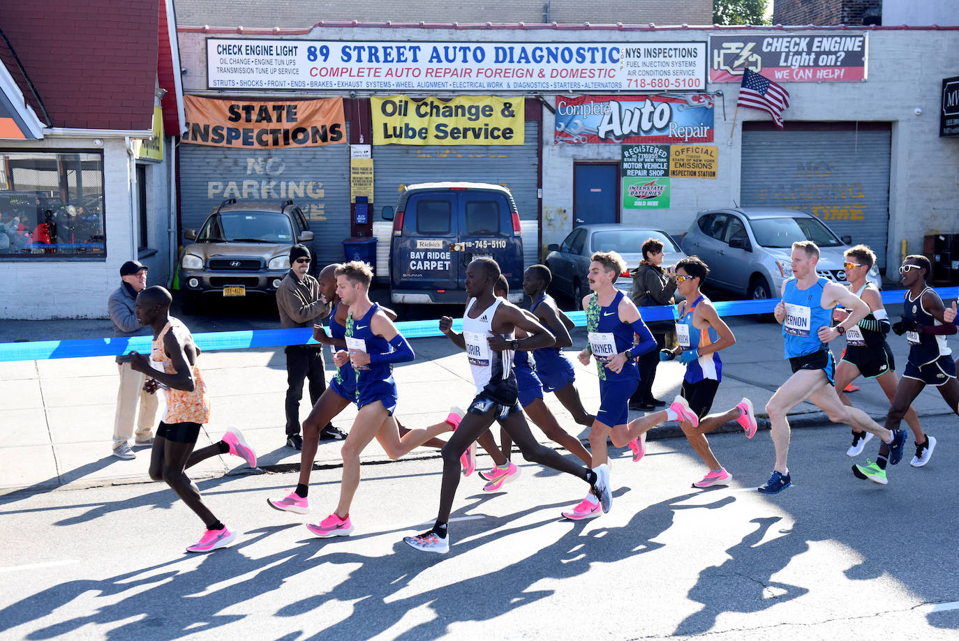 Kenia ha conseguido un doblete este domingo en el maratón de Nueva York con categóricos triunfos de Geoffrey Kamworor en hombres (2h.08.13), así como de Joyciline Jepkosgei (2h.22.38), quien previamente acabó con el reinado de la multiganadora Mary Keitany en la carrera de mujeres. 