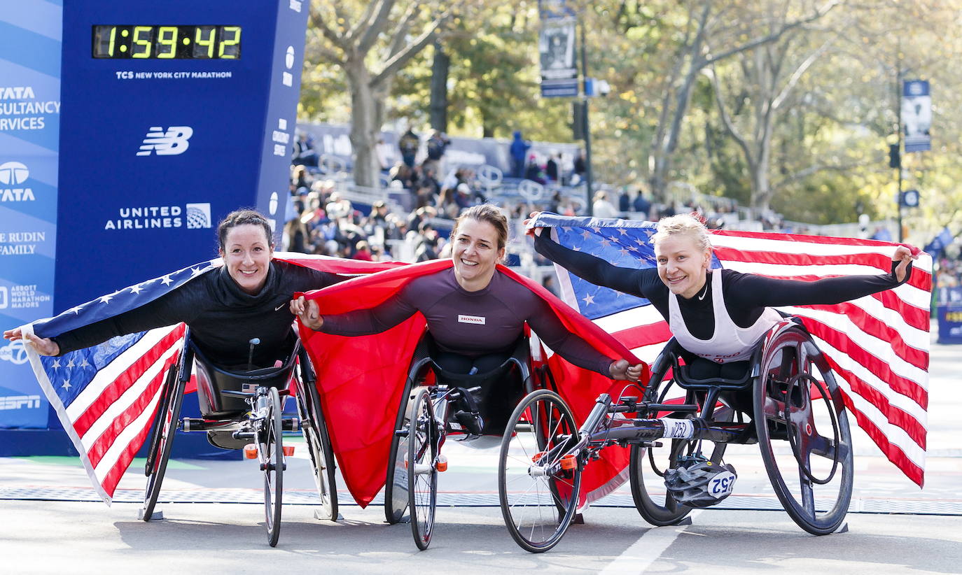 Kenia ha conseguido un doblete este domingo en el maratón de Nueva York con categóricos triunfos de Geoffrey Kamworor en hombres (2h.08.13), así como de Joyciline Jepkosgei (2h.22.38), quien previamente acabó con el reinado de la multiganadora Mary Keitany en la carrera de mujeres. 