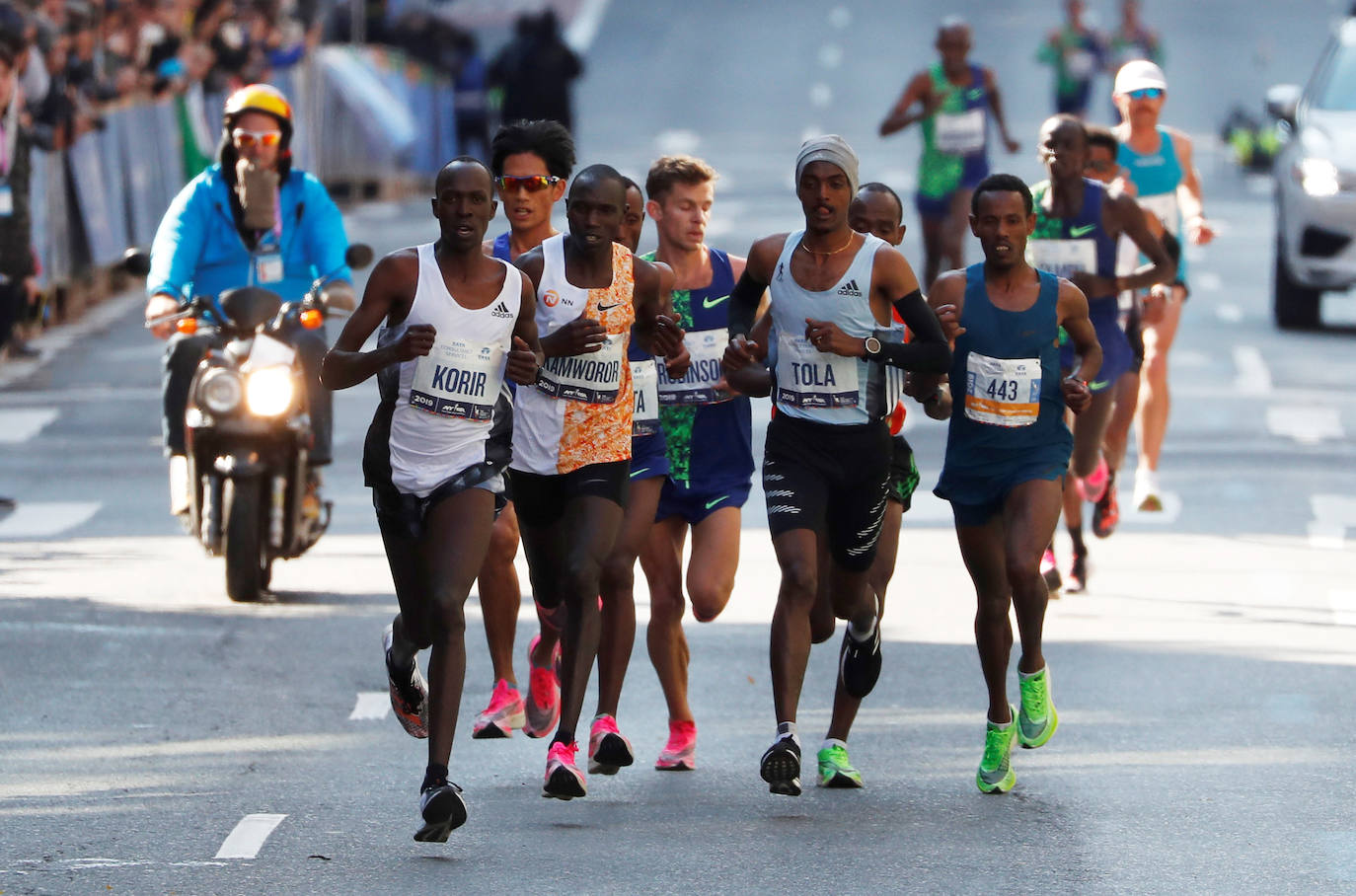 Kenia ha conseguido un doblete este domingo en el maratón de Nueva York con categóricos triunfos de Geoffrey Kamworor en hombres (2h.08.13), así como de Joyciline Jepkosgei (2h.22.38), quien previamente acabó con el reinado de la multiganadora Mary Keitany en la carrera de mujeres. 