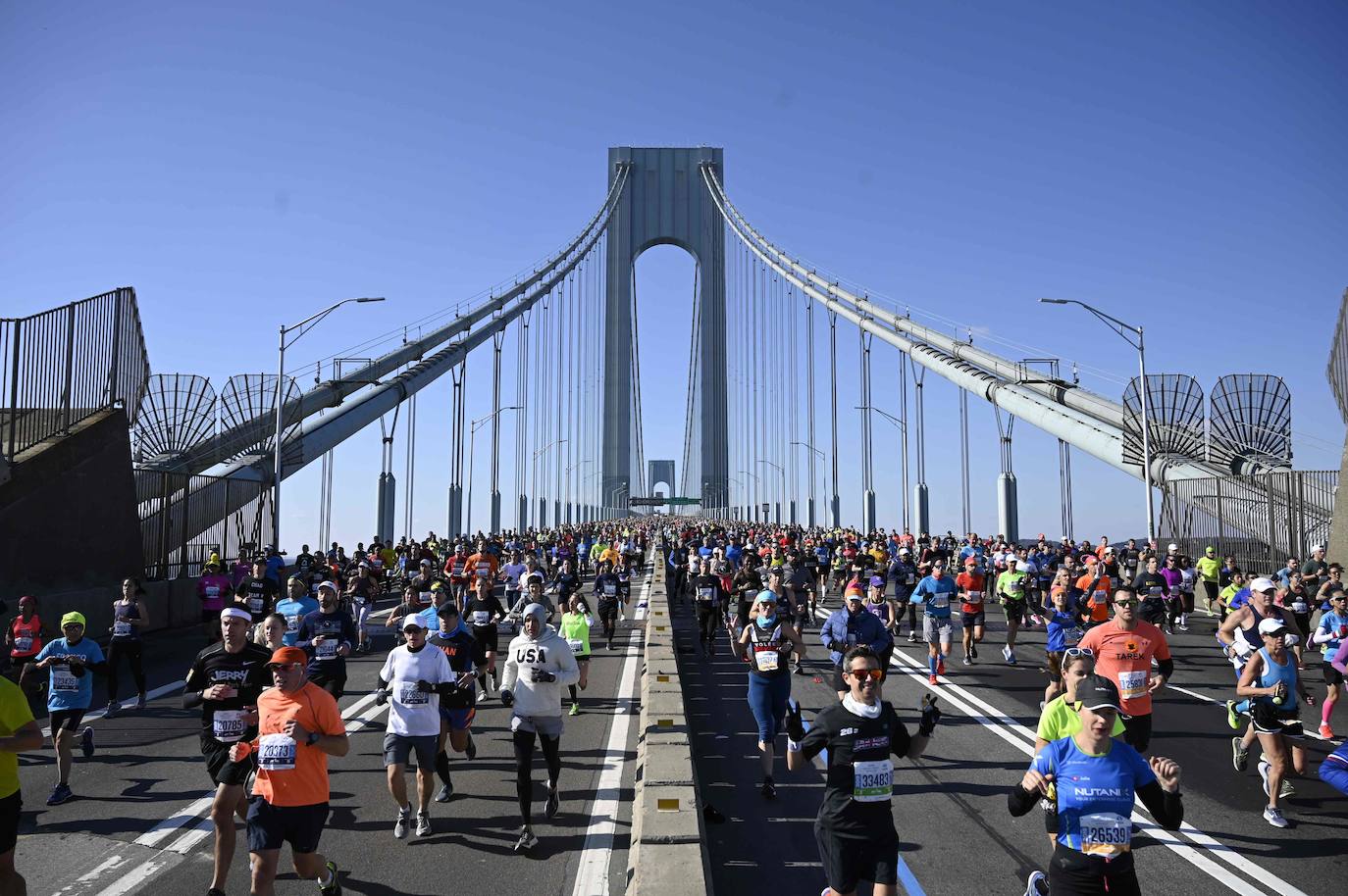 Kenia ha conseguido un doblete este domingo en el maratón de Nueva York con categóricos triunfos de Geoffrey Kamworor en hombres (2h.08.13), así como de Joyciline Jepkosgei (2h.22.38), quien previamente acabó con el reinado de la multiganadora Mary Keitany en la carrera de mujeres. 