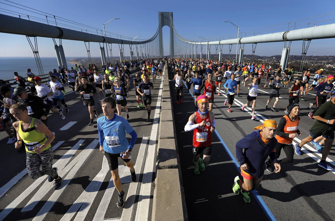 Kenia ha conseguido un doblete este domingo en el maratón de Nueva York con categóricos triunfos de Geoffrey Kamworor en hombres (2h.08.13), así como de Joyciline Jepkosgei (2h.22.38), quien previamente acabó con el reinado de la multiganadora Mary Keitany en la carrera de mujeres. 