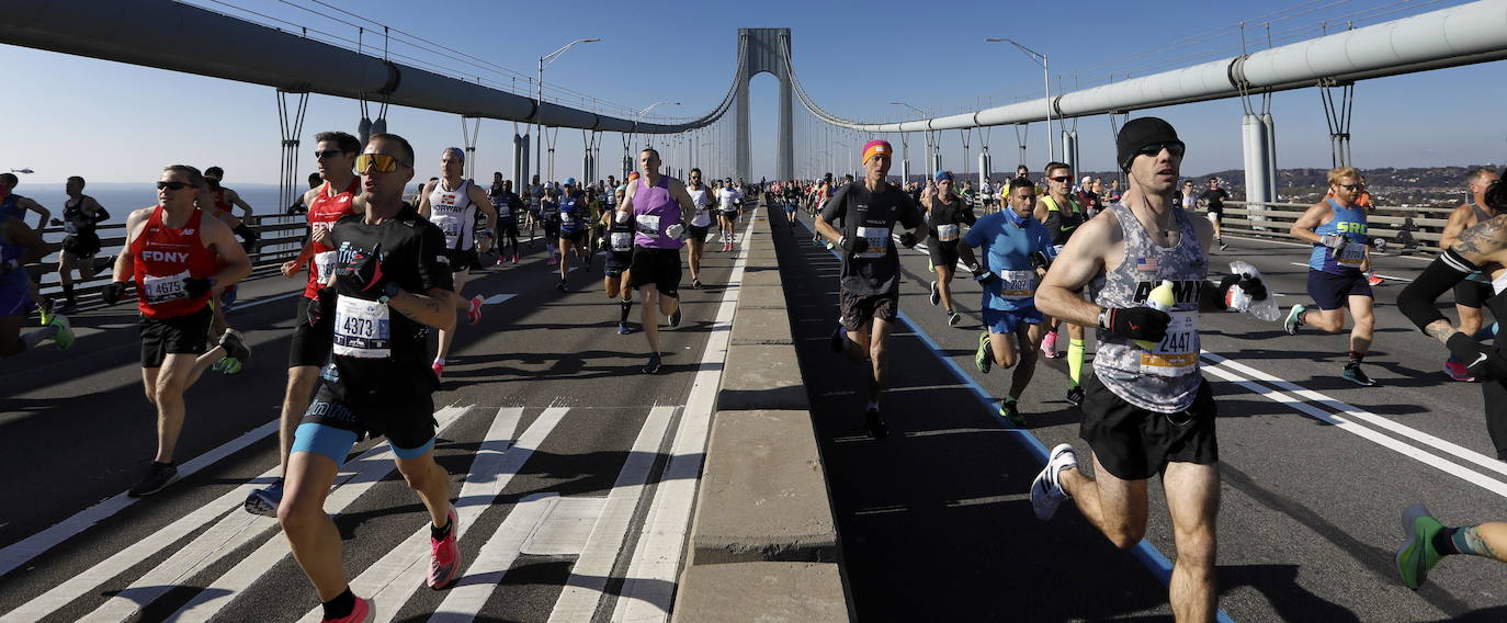 Kenia ha conseguido un doblete este domingo en el maratón de Nueva York con categóricos triunfos de Geoffrey Kamworor en hombres (2h.08.13), así como de Joyciline Jepkosgei (2h.22.38), quien previamente acabó con el reinado de la multiganadora Mary Keitany en la carrera de mujeres. 