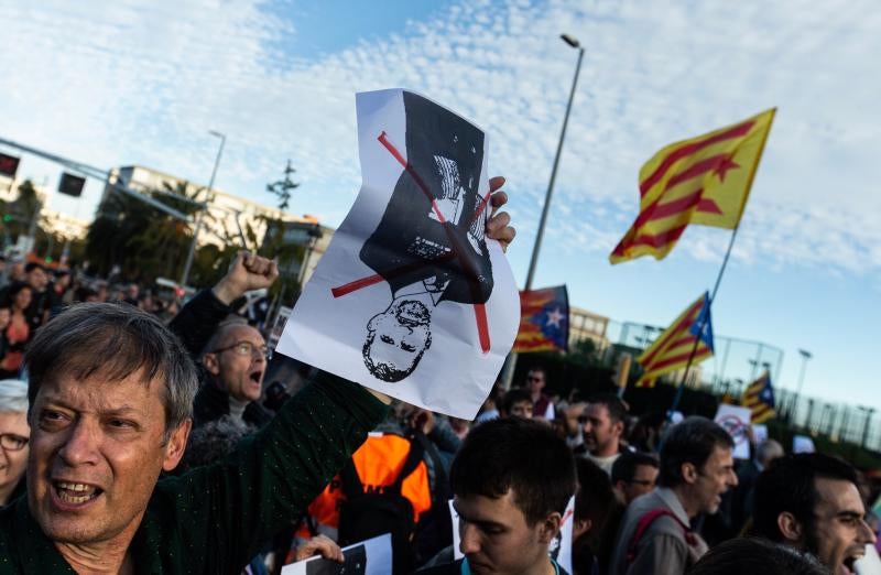 Fotos: Manifestantes y partidos independentistas boicotean el acto del Rey en Barcelona