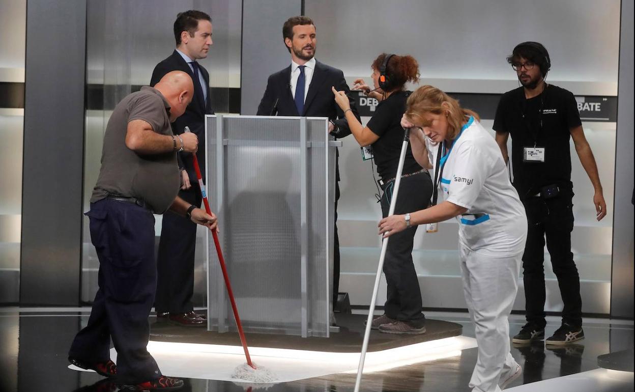 El candidato del PP, Pablo Casado (3i), momentos antes del inicio del único debate electoral 