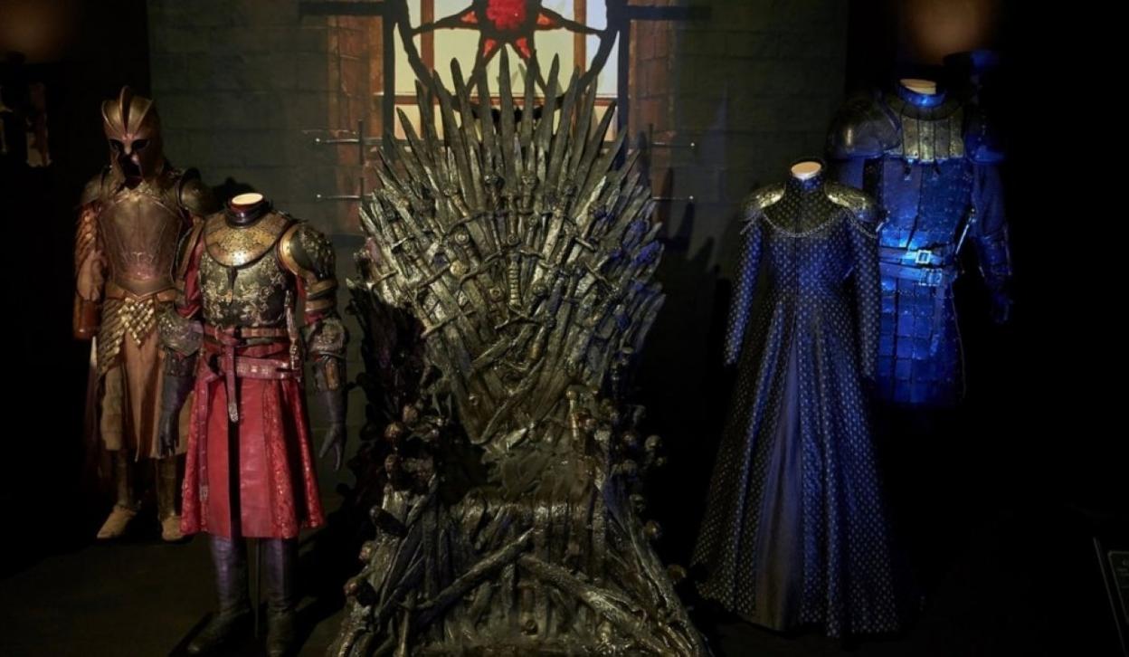 El actor irlandés y elementos originales del vestuario y la decoración utilizados en el rodaje de la serie y expuestos estos días en Madrid. 