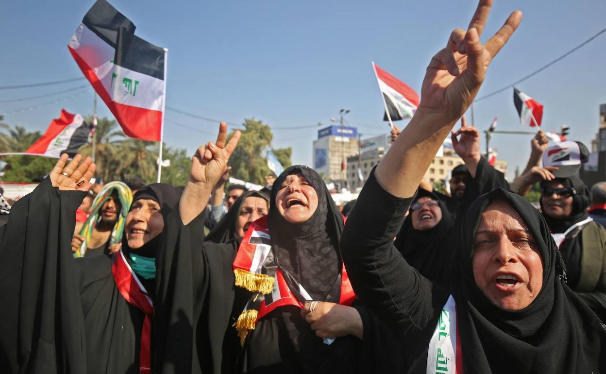 Mujeres iraquíes cantan consignas contra el Gobierno durante una protesta en la plaza Tahrir de Bagdad.