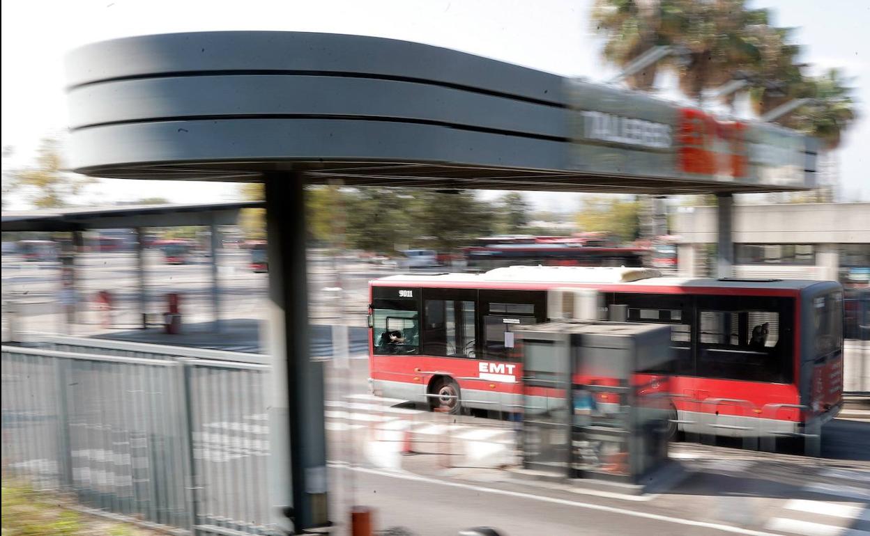 Un autobús entra en los talleres de la EMT