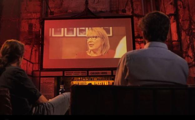 Pablo Iglesias y Gonzo atienden a las palabras de Trinidad Castelló (en una pantalla) en el programa 'Salvados'.