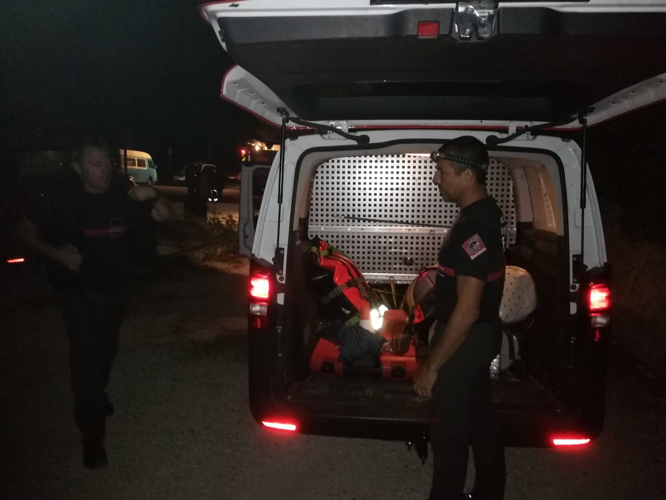 Una veintena de personas quedan atrapadas en la Cova del Llop en Xàbia por el temporal marino. 