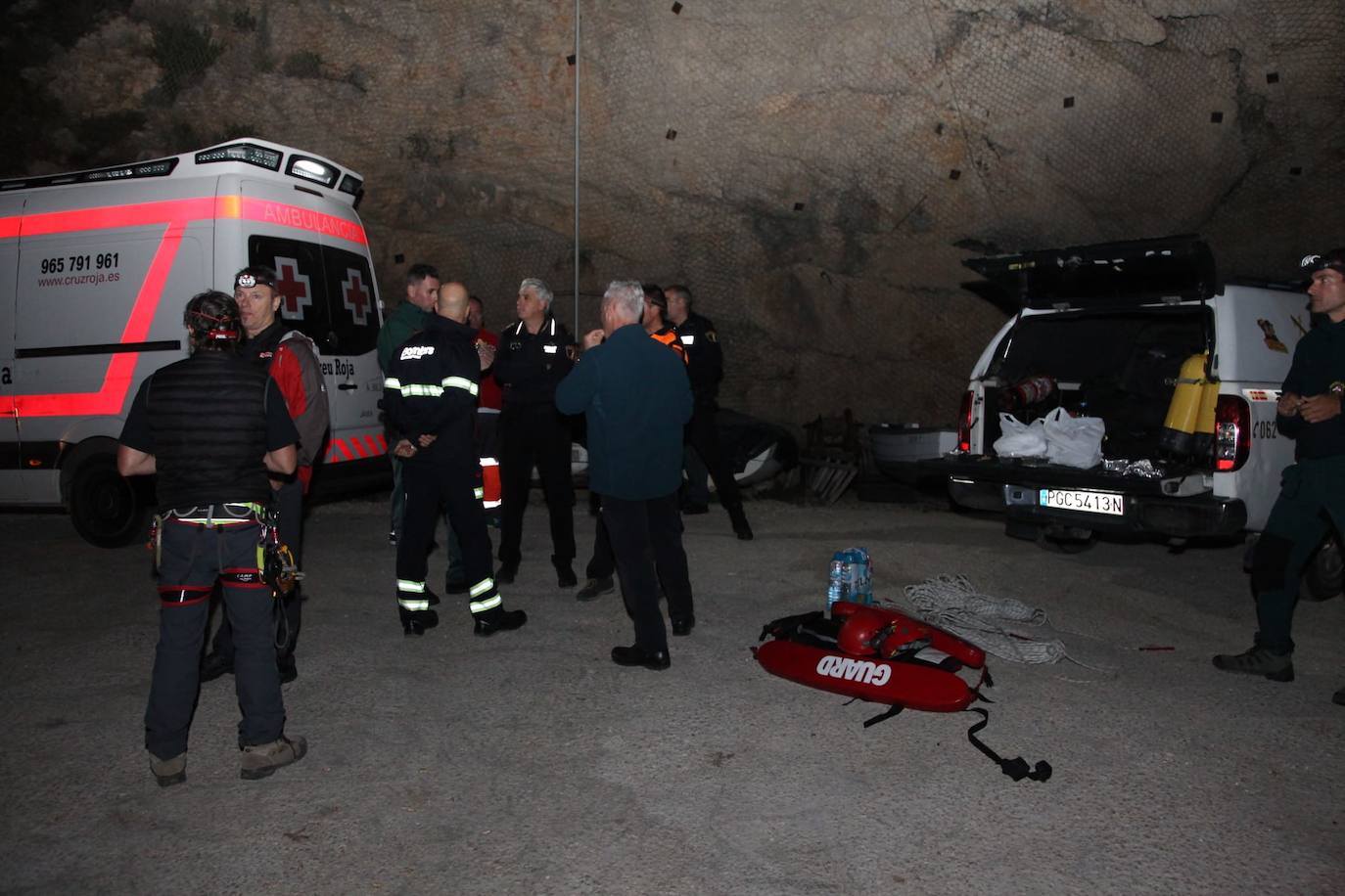 Una veintena de personas quedan atrapadas en la Cova del Llop en Xàbia por el temporal marino. 