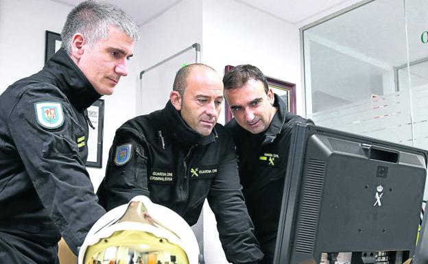 En equipo. Juan Lalanza, sargento del ESIN de La Rioja; José Manuel Martín, guardia civil de la unidad; y Jorge Rosel, cabo primero, en las dependencias de la unidad.