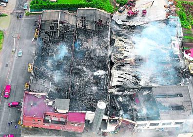 Imagen secundaria 1 - En acción. Distintos momentos de las investigaciones que llevan a cabo los especialistas de la unidad para desentrañar los secretos de los incendios.