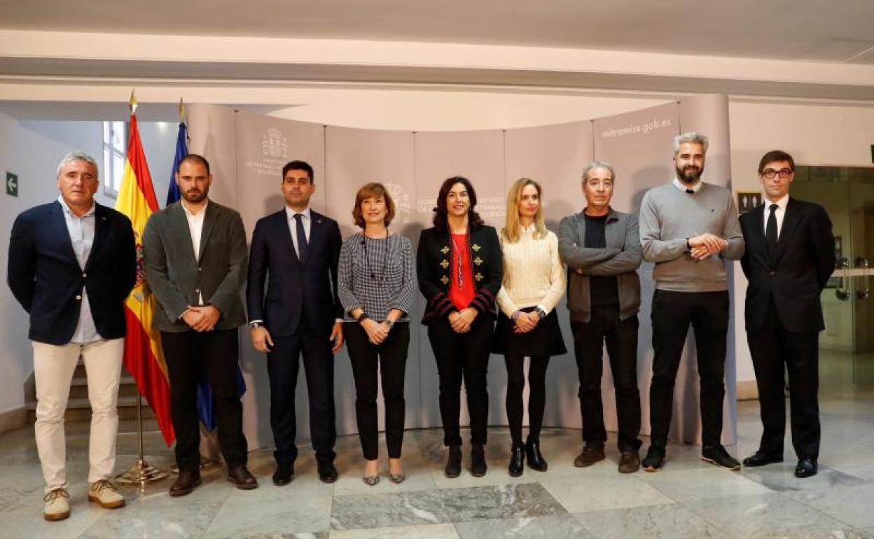 Los asistentes a la reunión en el Ministerio de Trabajo, con María José Rienda en el centro. 