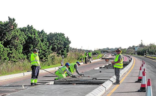 Obras de la nueva mediana en el tramo de la autovía que pasa por El Saler.