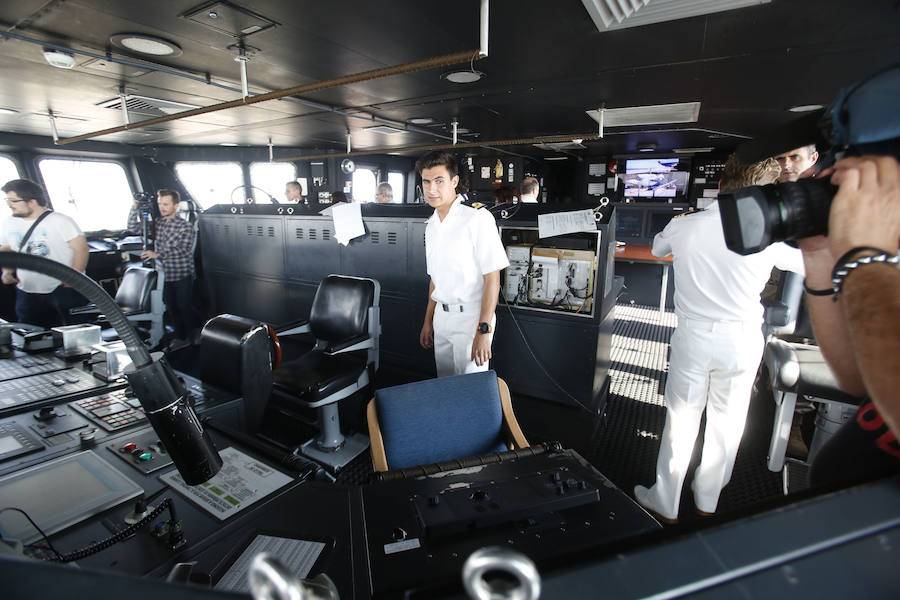 El 'Juan Carlos I', buque insignia de la Armada, visita las aguas valencianas este fin de semana. La embarcación hace escala en el puerto de Valencia entre el 7 y el 10 de noviembre y el sábado 9 abrirá sus puertas de 10 a 17 horas para que se pueda visitar por dentro y descubrir todos los secretos y escondites de uno de las naves más importantes de las que portan la bandera española. En 2017 ya atracó en el Cap i Casal y miles de valencianos decidieron embarcarse y poder andar por sus 232 metros de eslora. LAS PROVINCIAS revive aquella visita de hace dos años para recordar los secretos del portaaviones 'Juan Carlos I'.