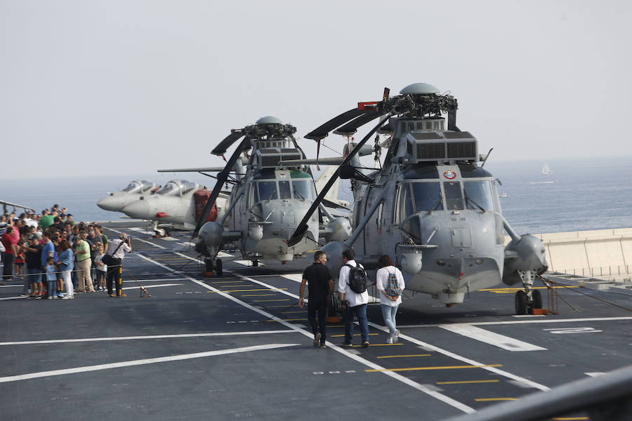 El 'Juan Carlos I', buque insignia de la Armada, visita las aguas valencianas este fin de semana. La embarcación hace escala en el puerto de Valencia entre el 7 y el 10 de noviembre y el sábado 9 abrirá sus puertas de 10 a 17 horas para que se pueda visitar por dentro y descubrir todos los secretos y escondites de uno de las naves más importantes de las que portan la bandera española. En 2017 ya atracó en el Cap i Casal y miles de valencianos decidieron embarcarse y poder andar por sus 232 metros de eslora. LAS PROVINCIAS revive aquella visita de hace dos años para recordar los secretos del portaaviones 'Juan Carlos I'.