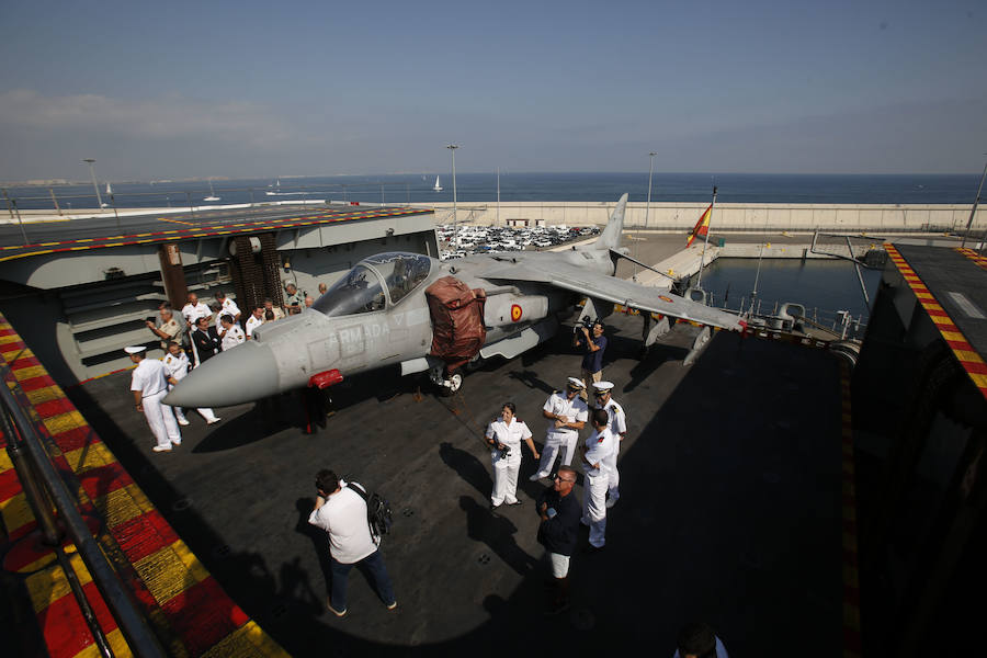 El 'Juan Carlos I', buque insignia de la Armada, visita las aguas valencianas este fin de semana. La embarcación hace escala en el puerto de Valencia entre el 7 y el 10 de noviembre y el sábado 9 abrirá sus puertas de 10 a 17 horas para que se pueda visitar por dentro y descubrir todos los secretos y escondites de uno de las naves más importantes de las que portan la bandera española. En 2017 ya atracó en el Cap i Casal y miles de valencianos decidieron embarcarse y poder andar por sus 232 metros de eslora. LAS PROVINCIAS revive aquella visita de hace dos años para recordar los secretos del portaaviones 'Juan Carlos I'.