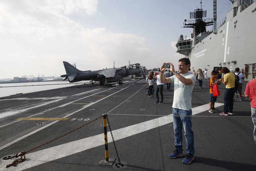 El 'Juan Carlos I', buque insignia de la Armada, visita las aguas valencianas este fin de semana. La embarcación hace escala en el puerto de Valencia entre el 7 y el 10 de noviembre y el sábado 9 abrirá sus puertas de 10 a 17 horas para que se pueda visitar por dentro y descubrir todos los secretos y escondites de uno de las naves más importantes de las que portan la bandera española. En 2017 ya atracó en el Cap i Casal y miles de valencianos decidieron embarcarse y poder andar por sus 232 metros de eslora. LAS PROVINCIAS revive aquella visita de hace dos años para recordar los secretos del portaaviones 'Juan Carlos I'.