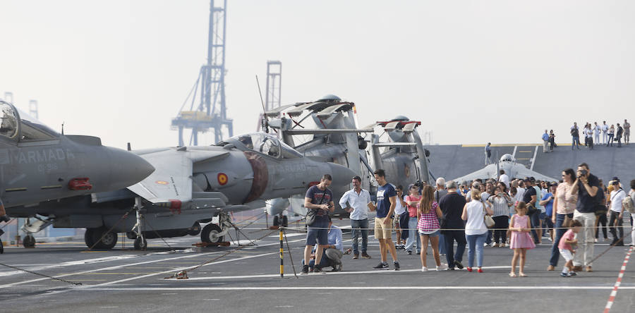 El 'Juan Carlos I', buque insignia de la Armada, visita las aguas valencianas este fin de semana. La embarcación hace escala en el puerto de Valencia entre el 7 y el 10 de noviembre y el sábado 9 abrirá sus puertas de 10 a 17 horas para que se pueda visitar por dentro y descubrir todos los secretos y escondites de uno de las naves más importantes de las que portan la bandera española. En 2017 ya atracó en el Cap i Casal y miles de valencianos decidieron embarcarse y poder andar por sus 232 metros de eslora. LAS PROVINCIAS revive aquella visita de hace dos años para recordar los secretos del portaaviones 'Juan Carlos I'.