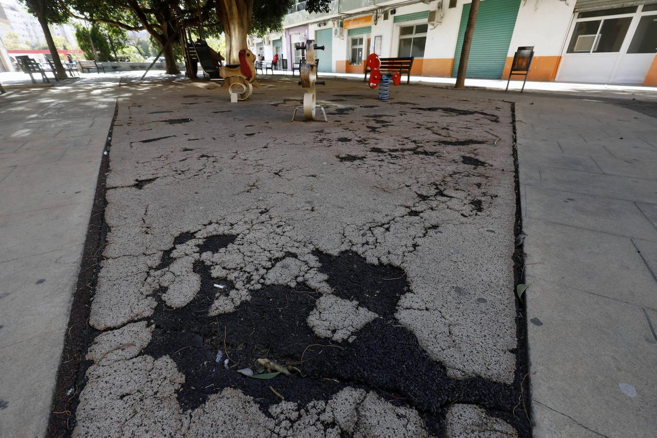 Zona de juegos infantiles deteriorada en Zafranar.