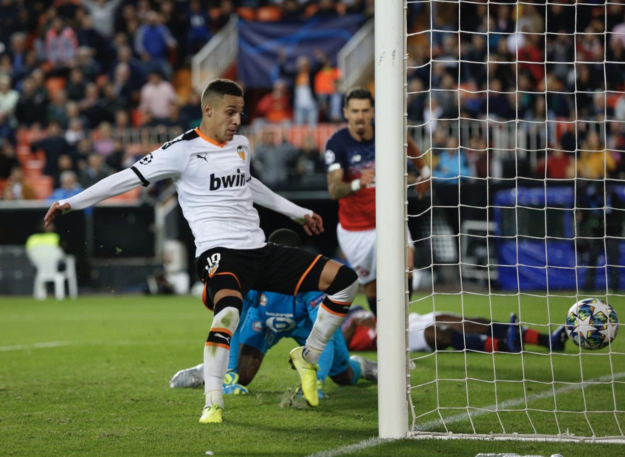 Rodrigo trata de empujar el balón en la acción del autogol que culminó la remontada. 