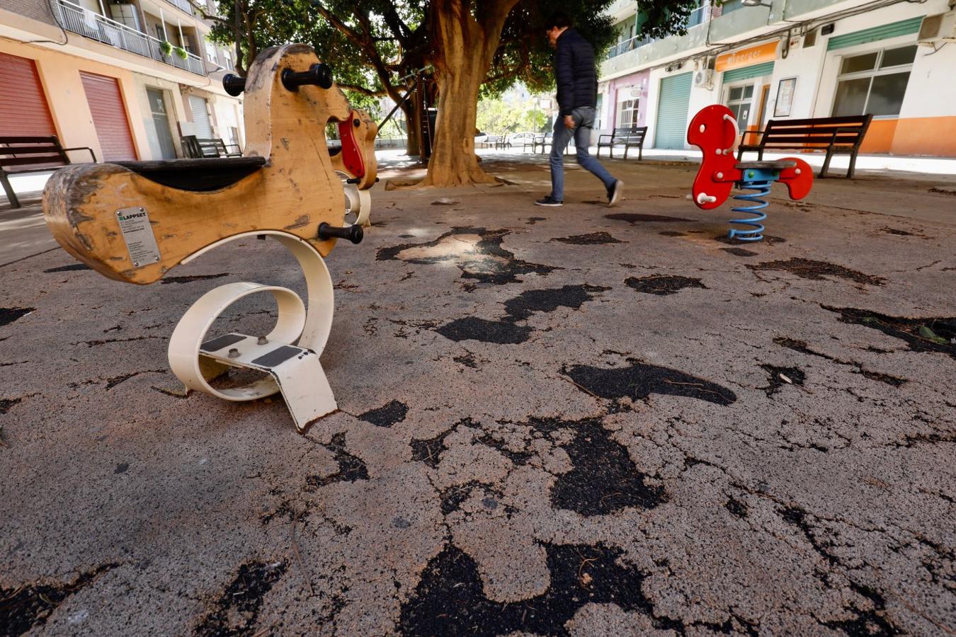 Calles por acabar, alumbrado obsoleto o parques en mal estado, son algunas de las quejas de los vecinos. La inversión en Tormos y Penya-Roja no supera los 700 euros mientras Velluters, San Isidro o La Punta se quedan a cero en lo que va de año. 