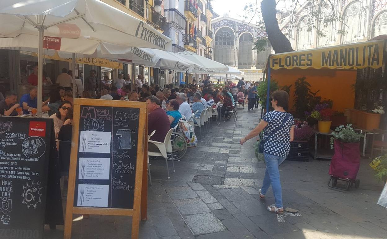 Terrazas en la plaza del Mercado de Valencia.