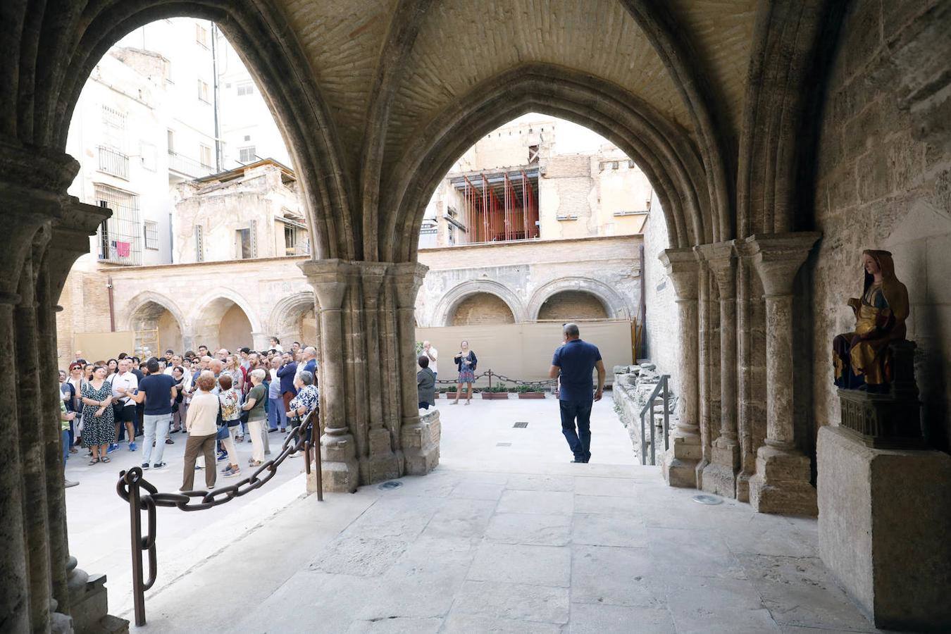 Nueva oportunidad para ver una de las pocas joyas que quedan de la Valencia medieval. La Iglesia de San Juan del Hospital abre este domingo sus puertas de 11 a 14 horas para que todo aquel que quiera pueda acceder al patio sur y ver en vivo los restos del cementerio medieval de Valencia. También se podrá ver el fragmento que queda, bajo tierra, de la spina del circo romano de Valencia. Un grupo de guías dará todo tipo de detalles para poner en valor los restos arqueológicos que se encuentran junto a la céntrica e histórica iglesia de Valencia.